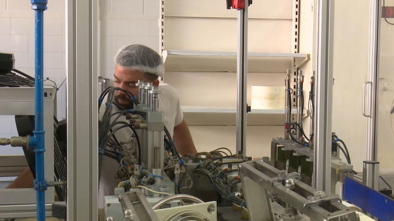 Un treballador en una factoria valenciana en una imatge d'arxiu