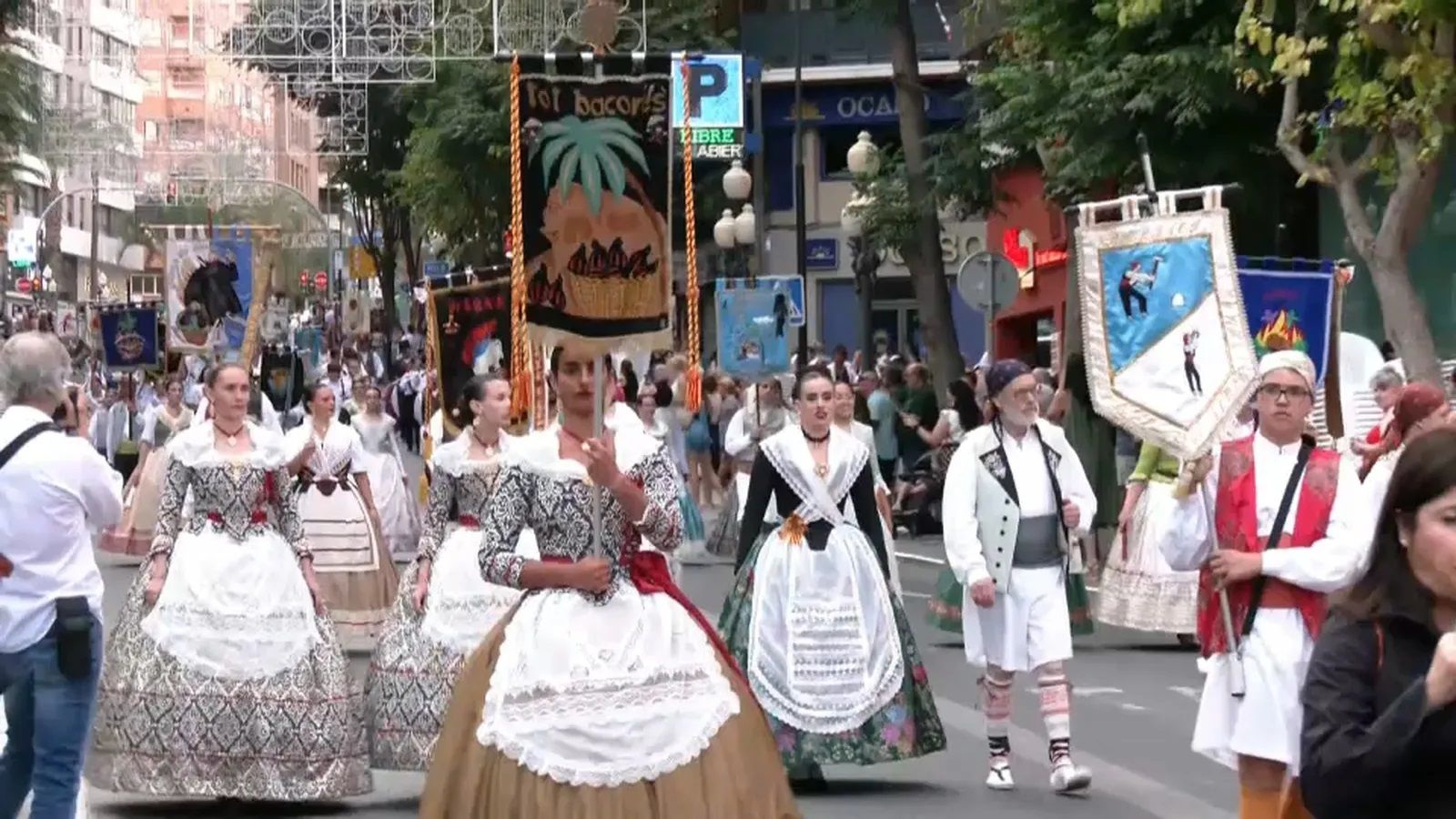 Desfilada del Pregó de les Fogueres del 2025