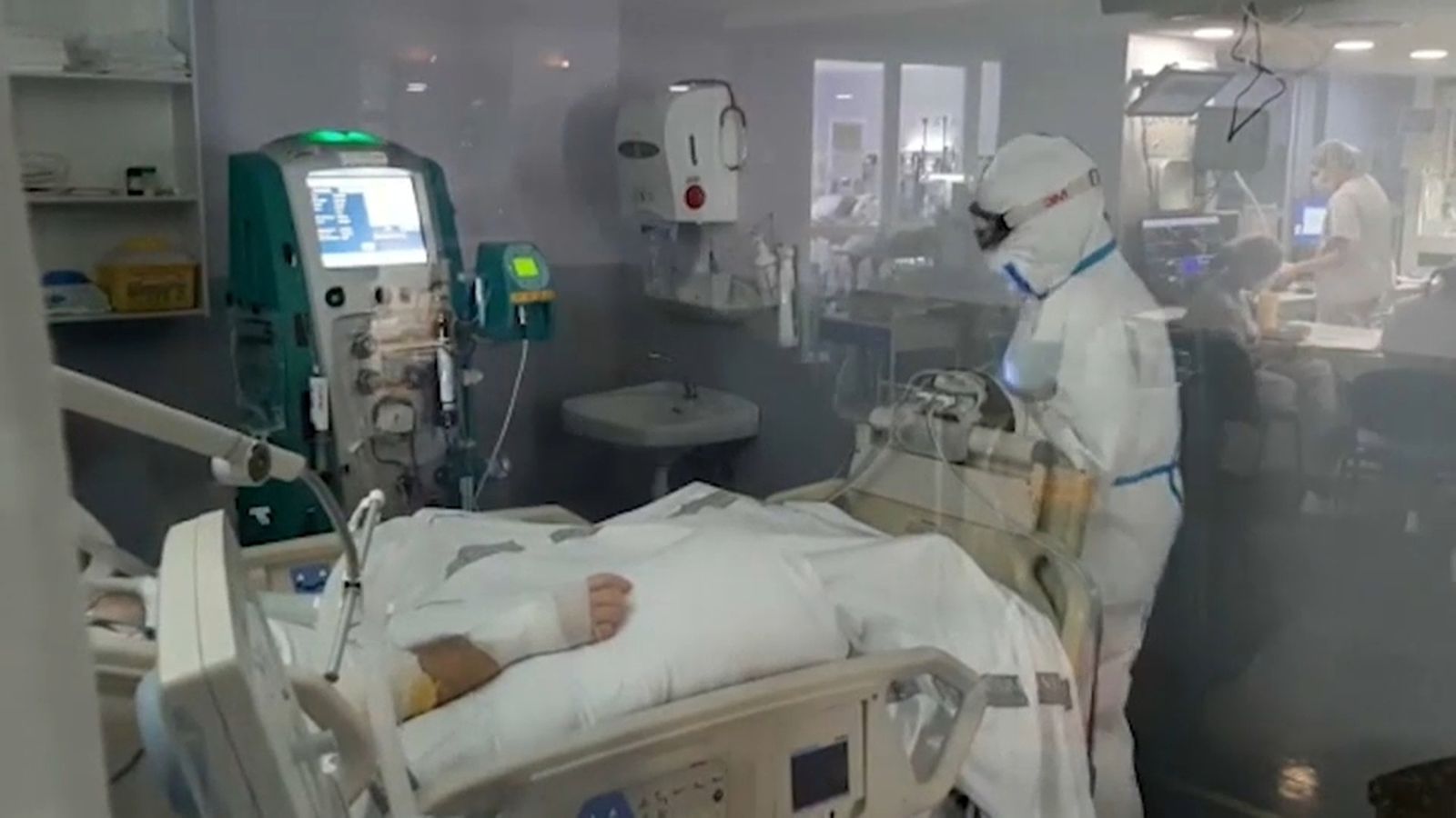 Imatge del personal sanitari en una UCI