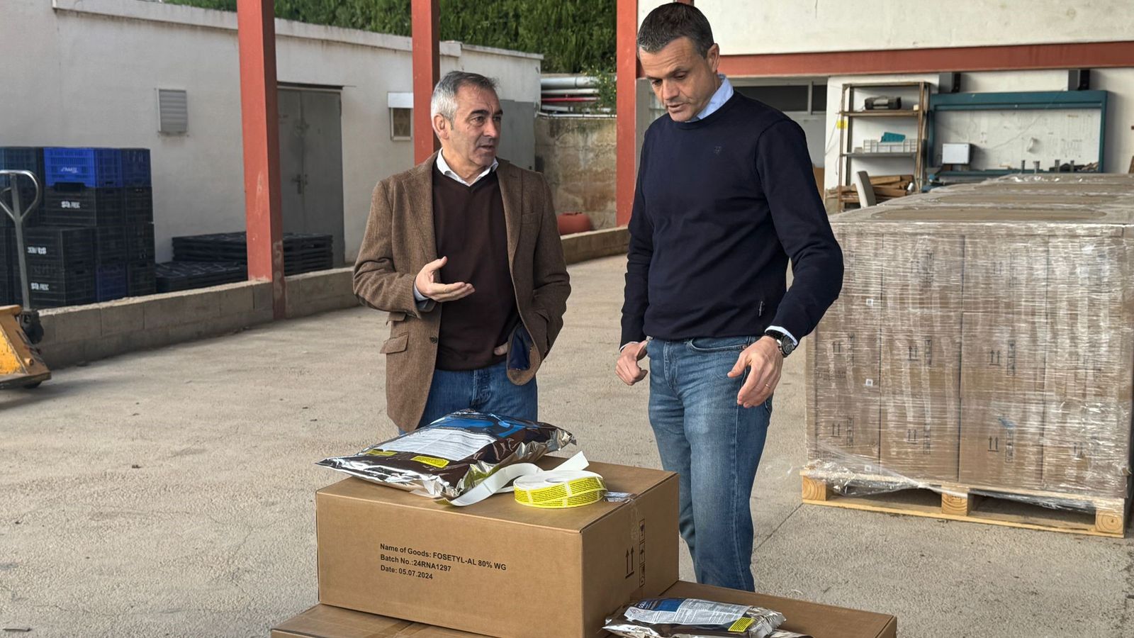 El conseller d'Agricultura Miguel Barrachina junt amb una partida del funguicida