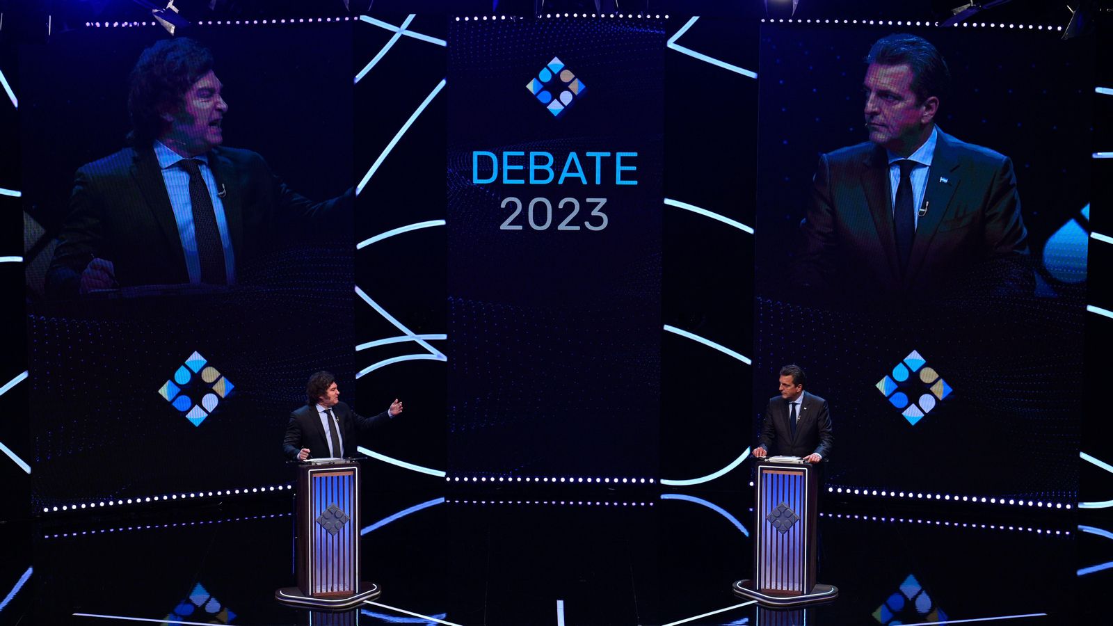 Massa, a la dreta, i Milei en el debat presidencial que van protagonitzar aquest diumenge a Buenos Aires