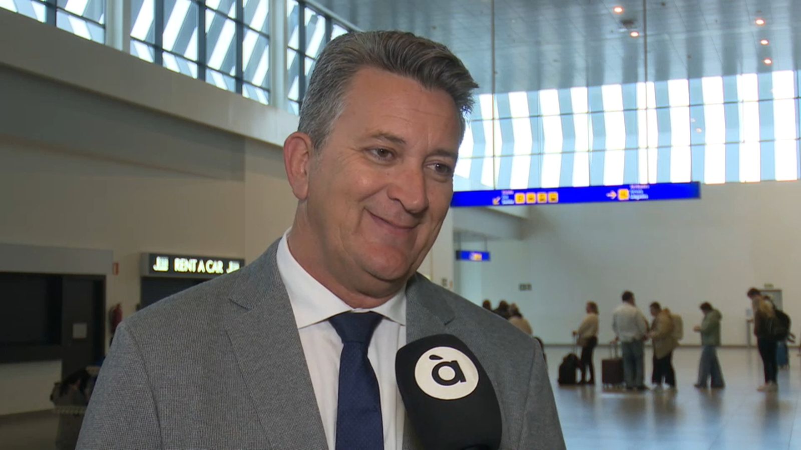 El conseller d'Infraestructures, Vicente Marínez Mus, este divendres a l'aeroport de Castelló