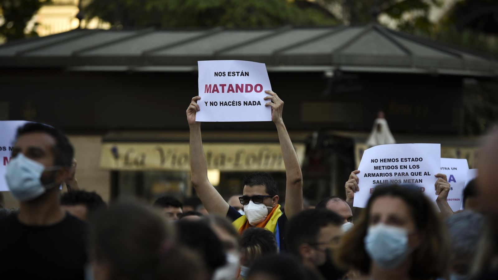 Un jove durant una manifestació de protesta contra l'assassinat d'un xic de 24 anys a A Corunya