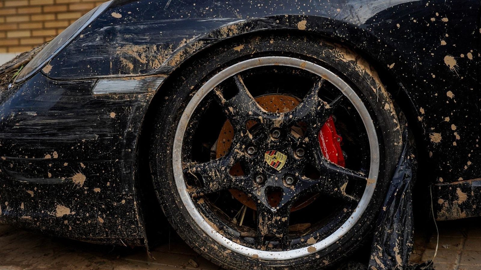 Un cotxe tacat de fang a Sedaví a principis de novembre del 2024