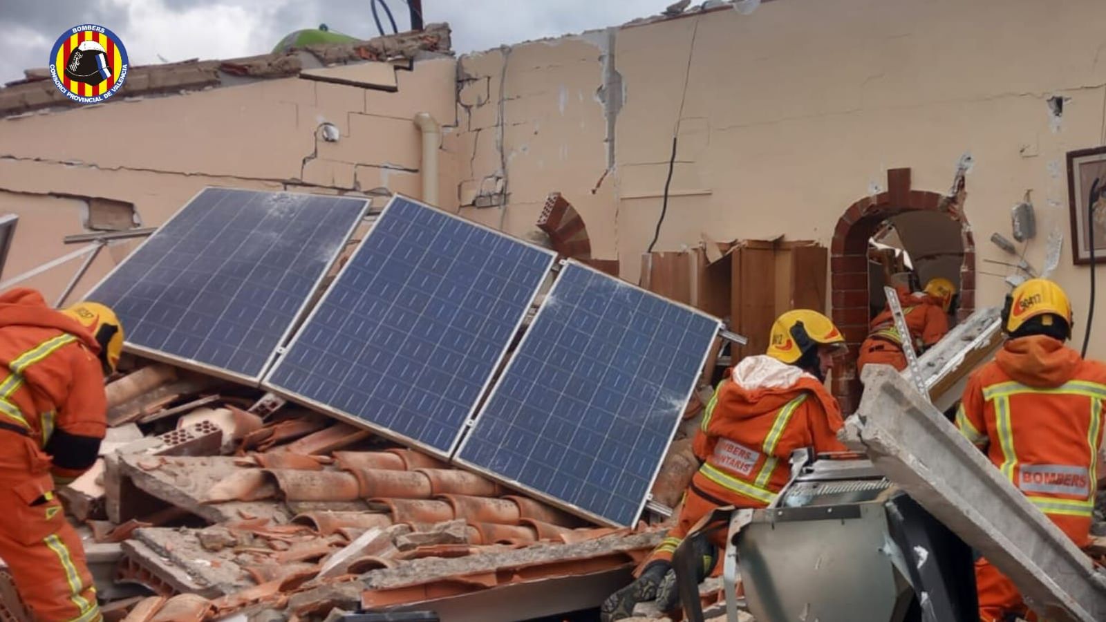 Bombers del Consorci Provincial de València treballen en la casa on hi ha hagut una explosió de gas