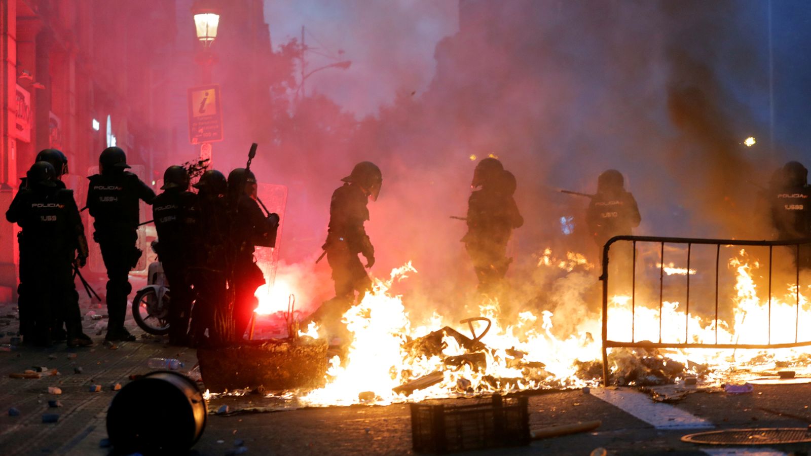 Imatge de portada: un grup de manifestants ha cremat contenidors prop de la prefectura de Policia de la Via Laietana, a Barcelona