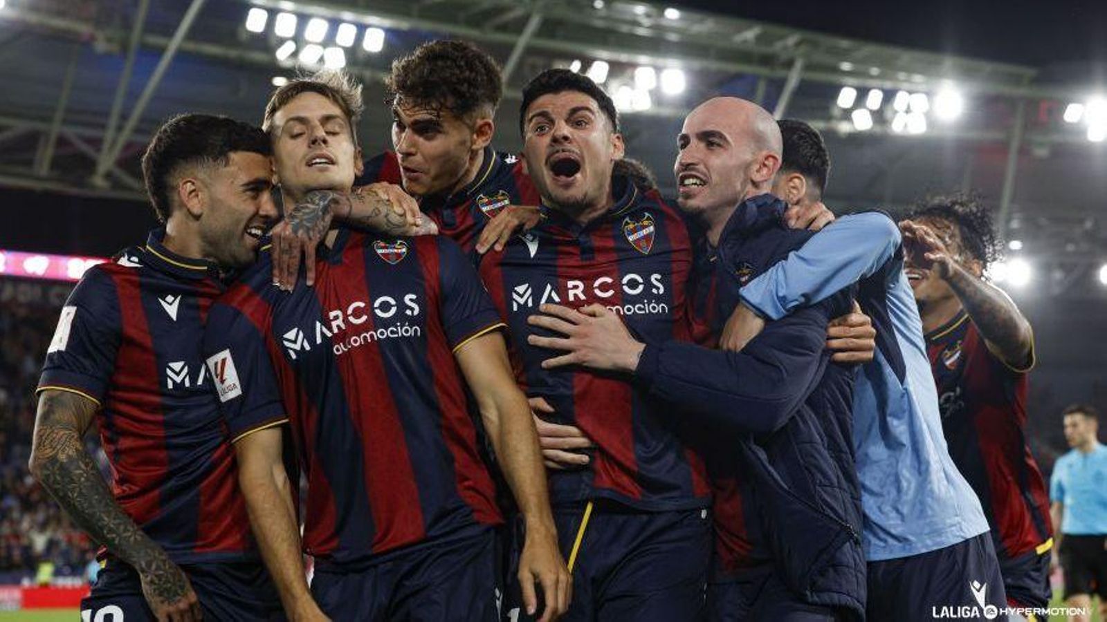 Els jugadors del Llevant celebren el gol de la victòria