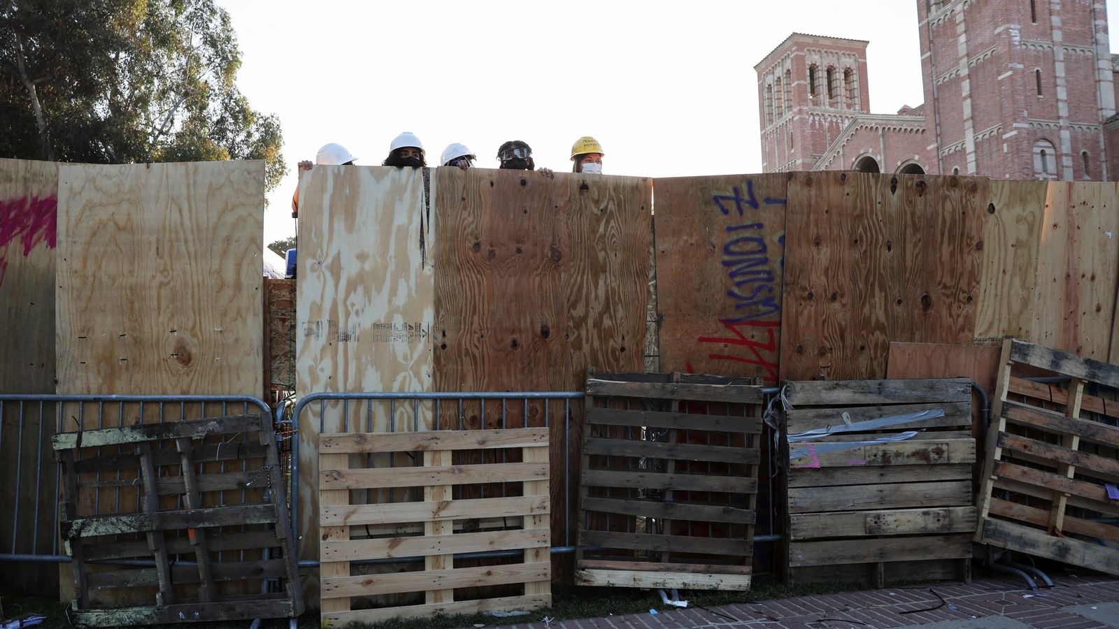 Alumnat de la Universitat de Califòrnia alcen una barricada per a protegir l'acampada propalestina
