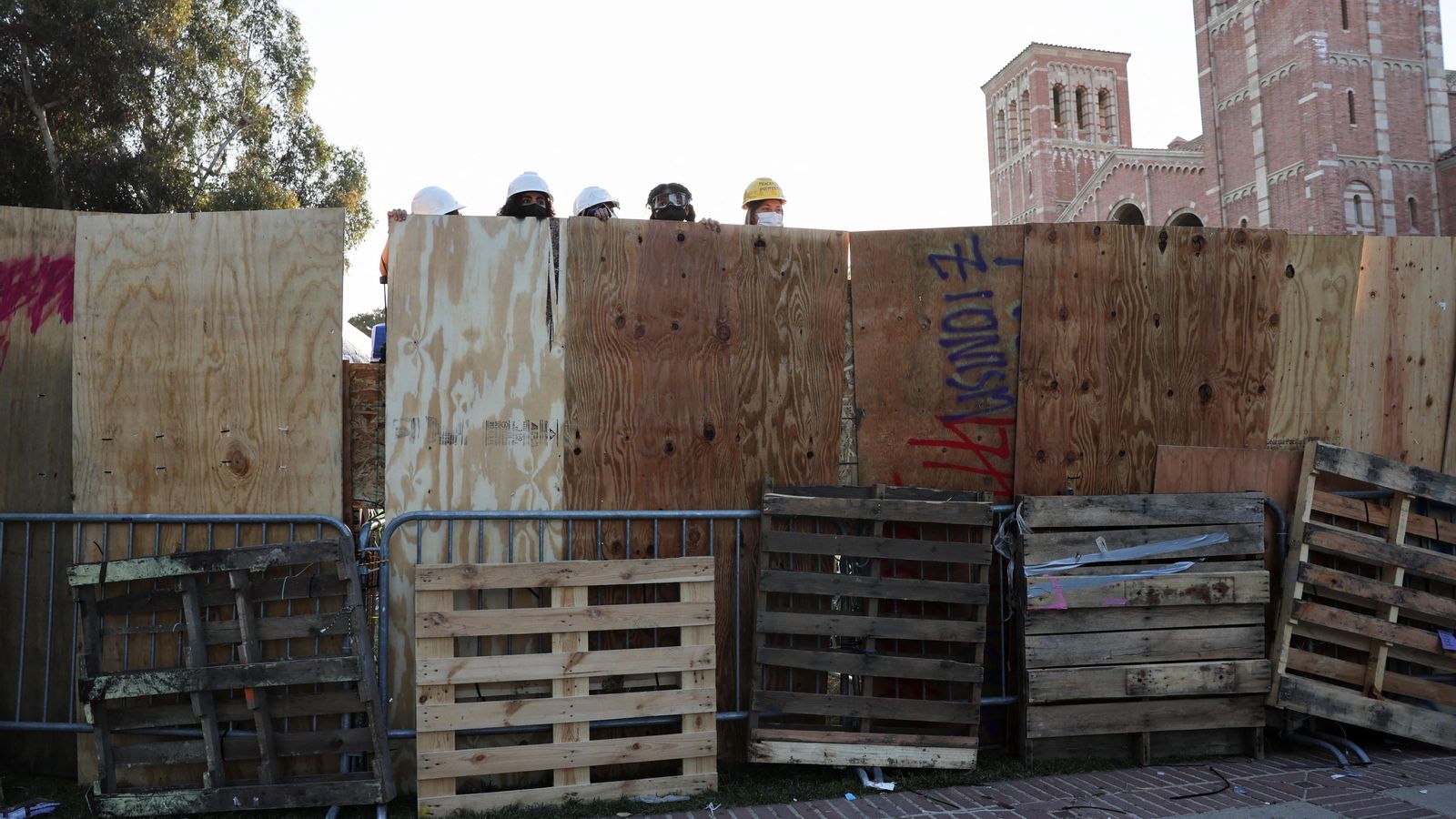 Alumnat de la Universitat de Califòrnia alcen una barricada per a protegir l'acampada propalestina