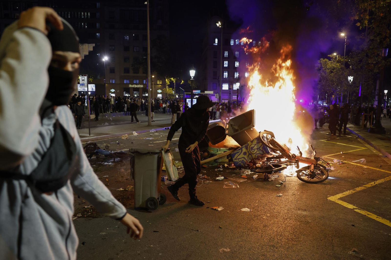 Imatge d'un dels incendis de mobiliari urbà per la protesta de joves a la plaça Catalunya