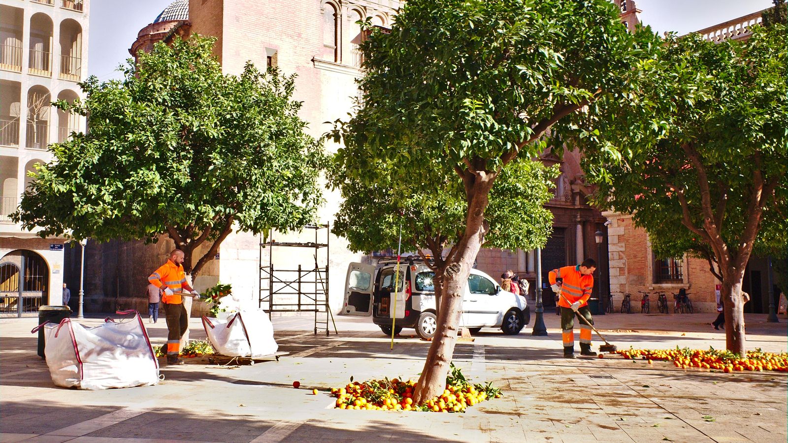 Dos operaris de neteja agranen el carrer