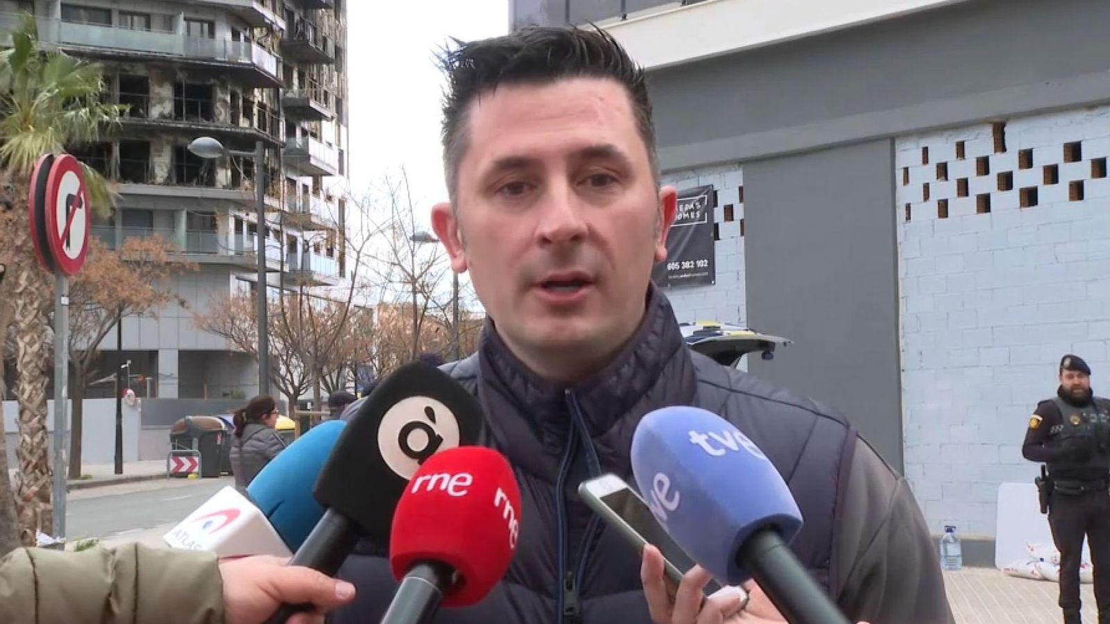 Rafael Colominas, veí d'un dels àtics de l'edifici de Campanar (Valènci) arrassat pel foc