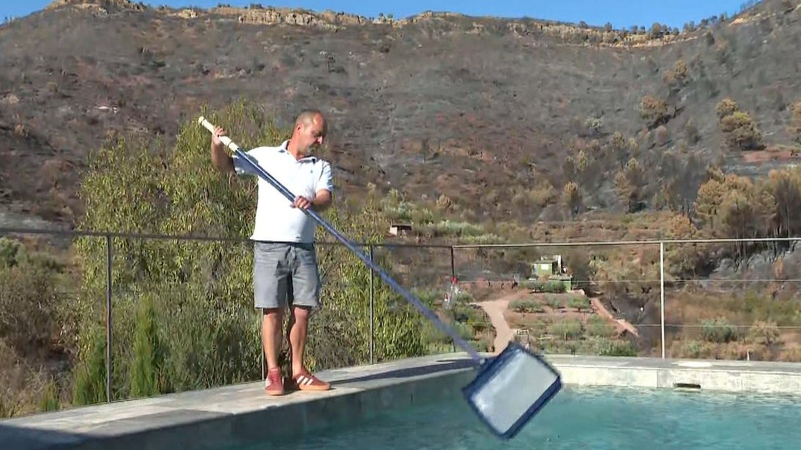 Els bombers es van servir d'una piscina pròxima per a mantindre a ratlla el foc