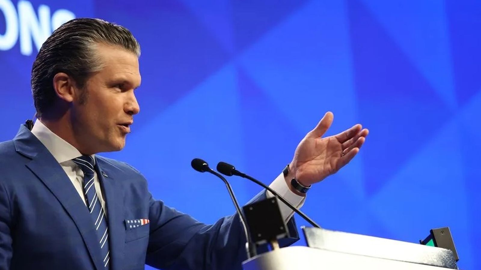 El secretari de Defensa dels EUA, Pete Hegseth, pronuncia el seu discurs durant la primera sessió plenària de la Cimera de Defensa del Diàleg de Shangri-la, a Singapur el 31 de maig de 2025. EFE/EPA/How Hwee Young