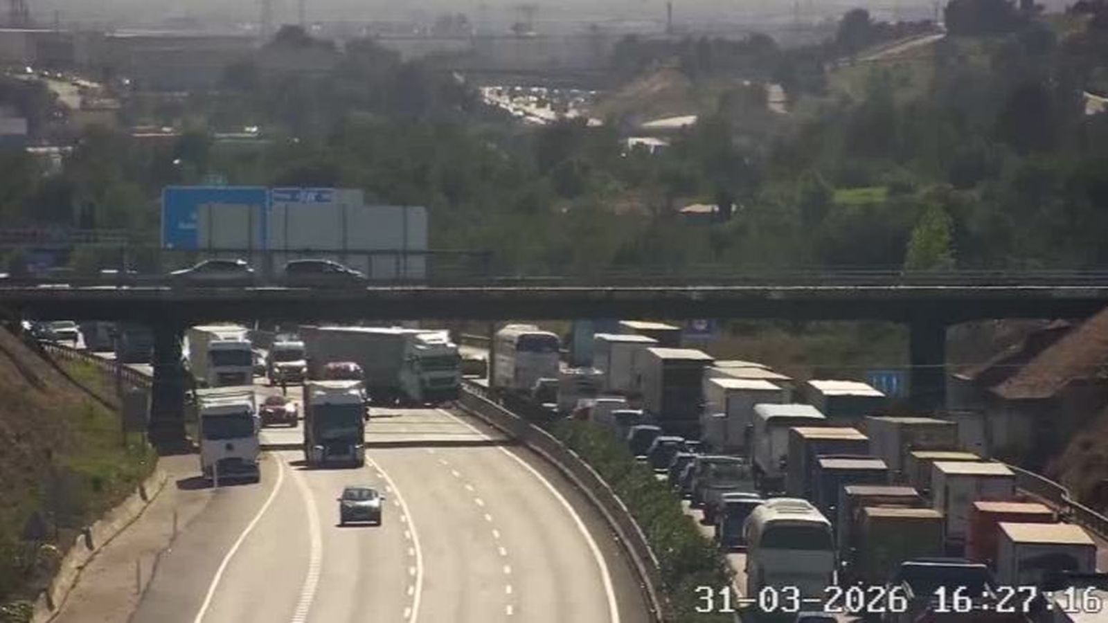 L'accident del camió deixa més de deu quilòmetres de retenció en els dos sentits de l'A-7