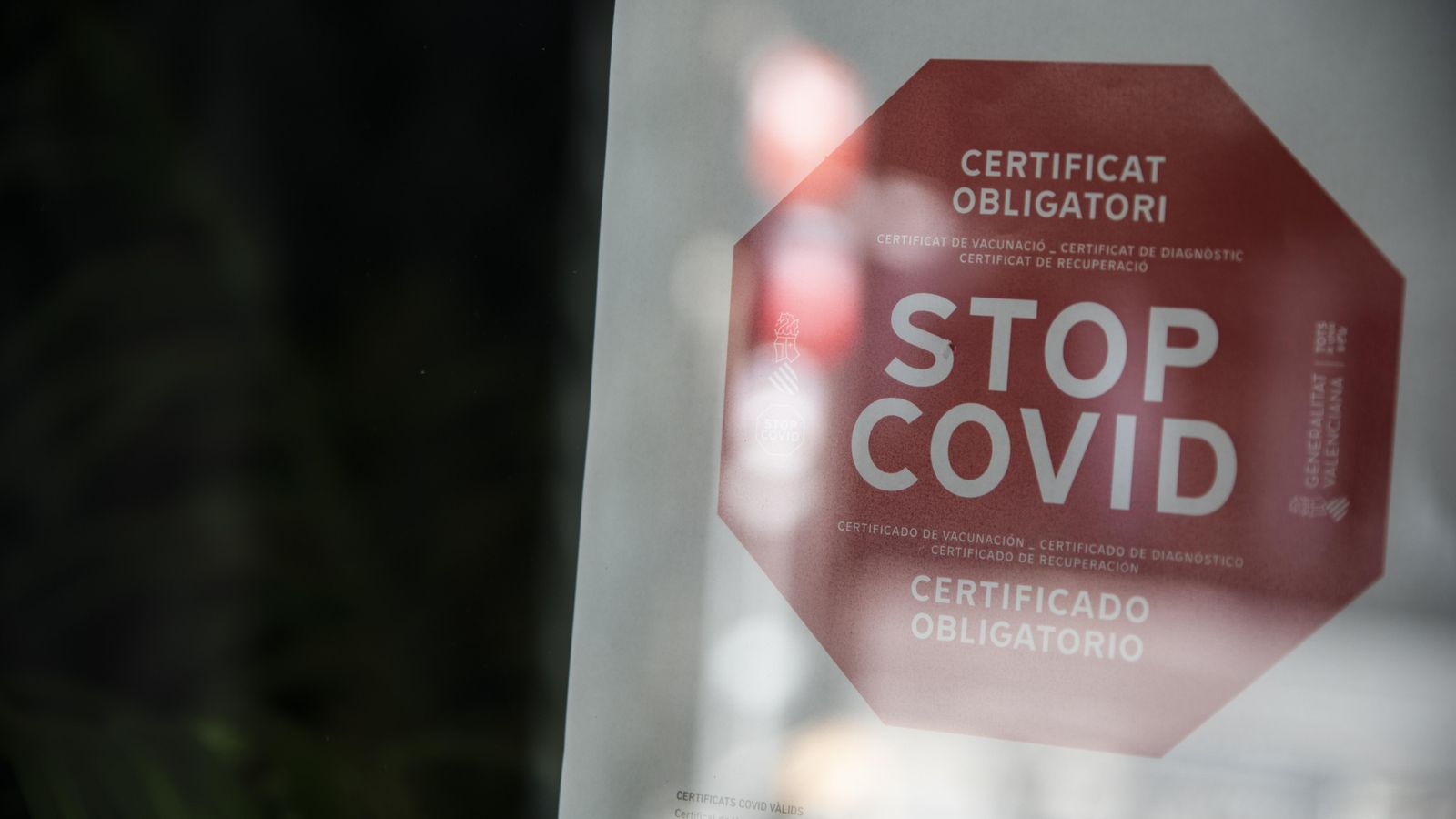 Imatge d'arxiu d'un senyal de certificat de vacunació obligatori a les portes d'un establiment