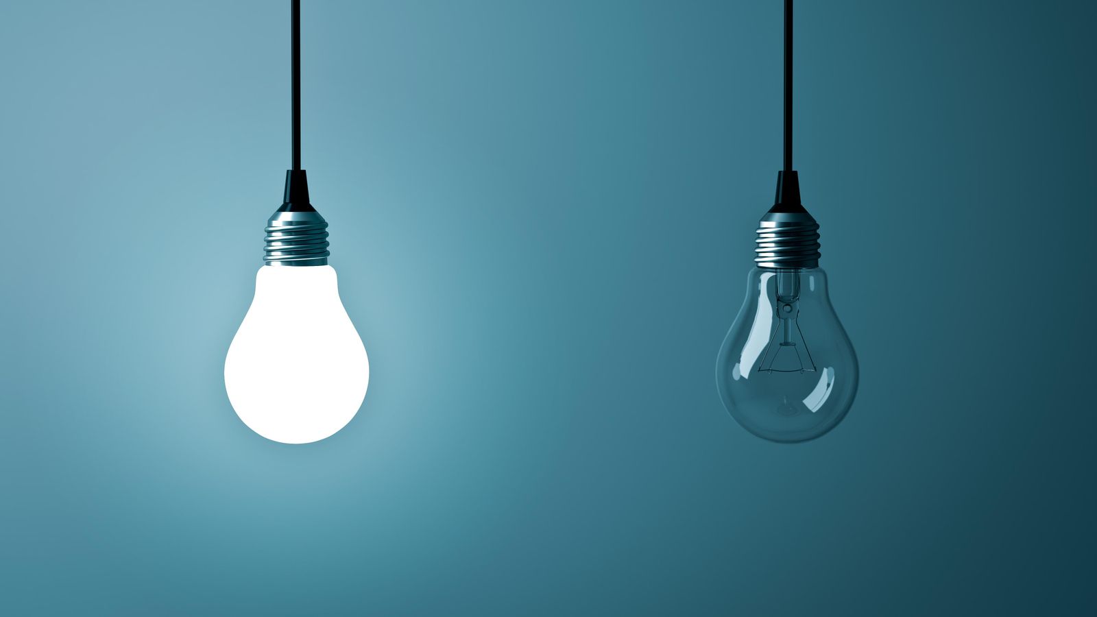 Imatge d'arxiu de dos bombetes, una encesa i l'altra apagada