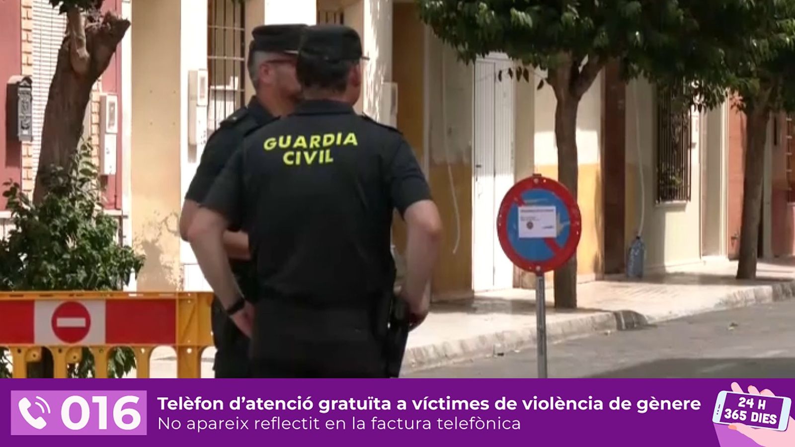 Agents de la Guàrdia Civil vigilen l'accés a l'habitatge en què s'han produït els fets