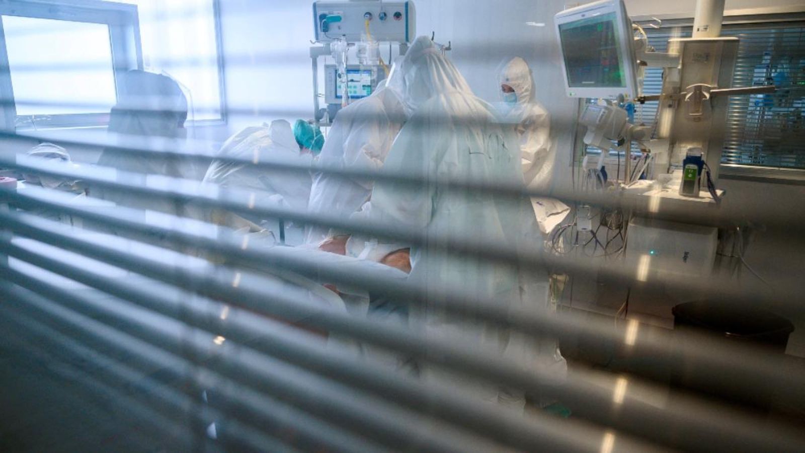 Personal sanitari aten a un pacient Covid a una UCI càntabra. / Pedro Puente Hoyos (Efe)