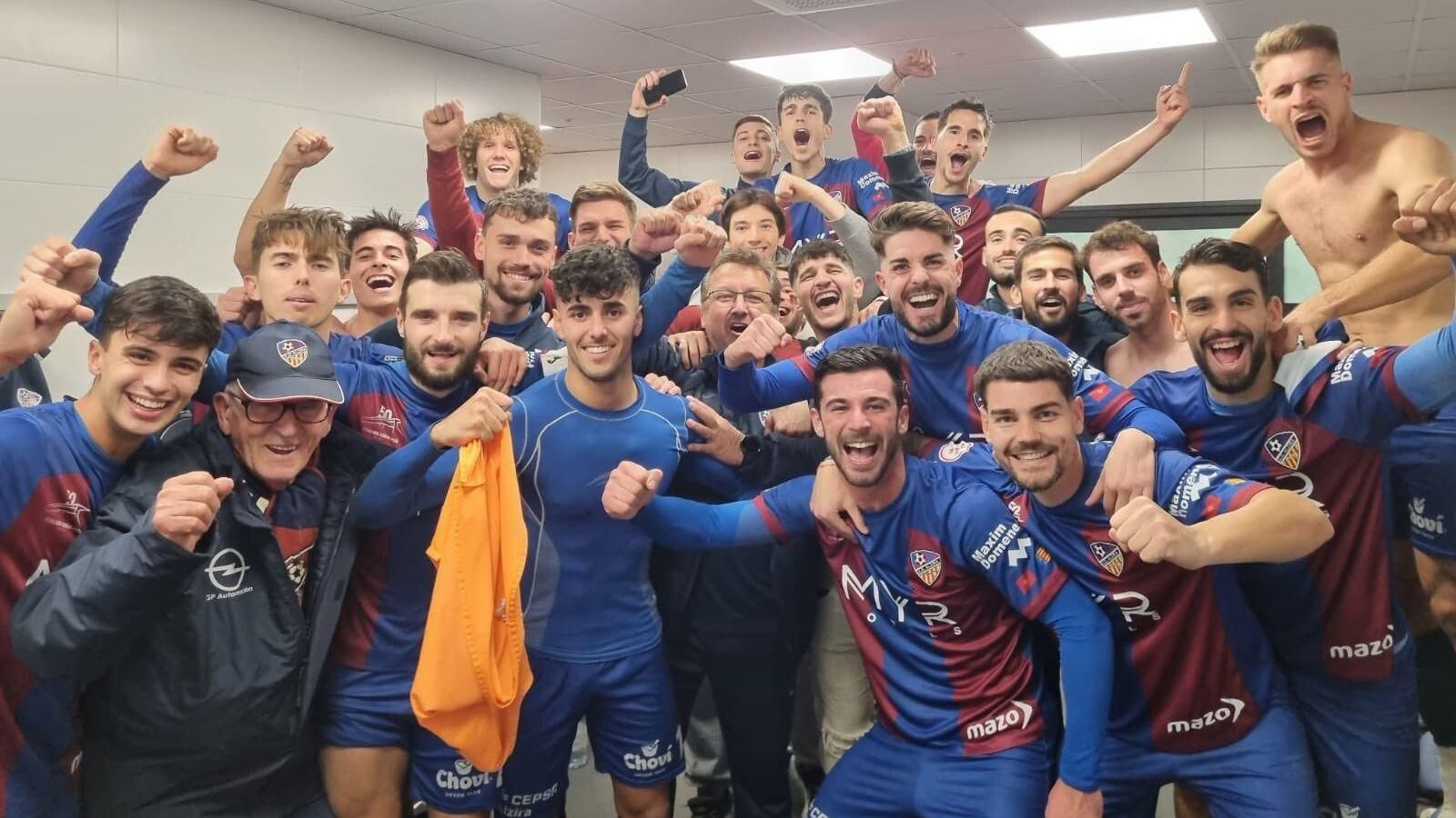 Els jugadors de l'Alzira celebren el triomf Els jugadors de l'Alzira celebren el triomf