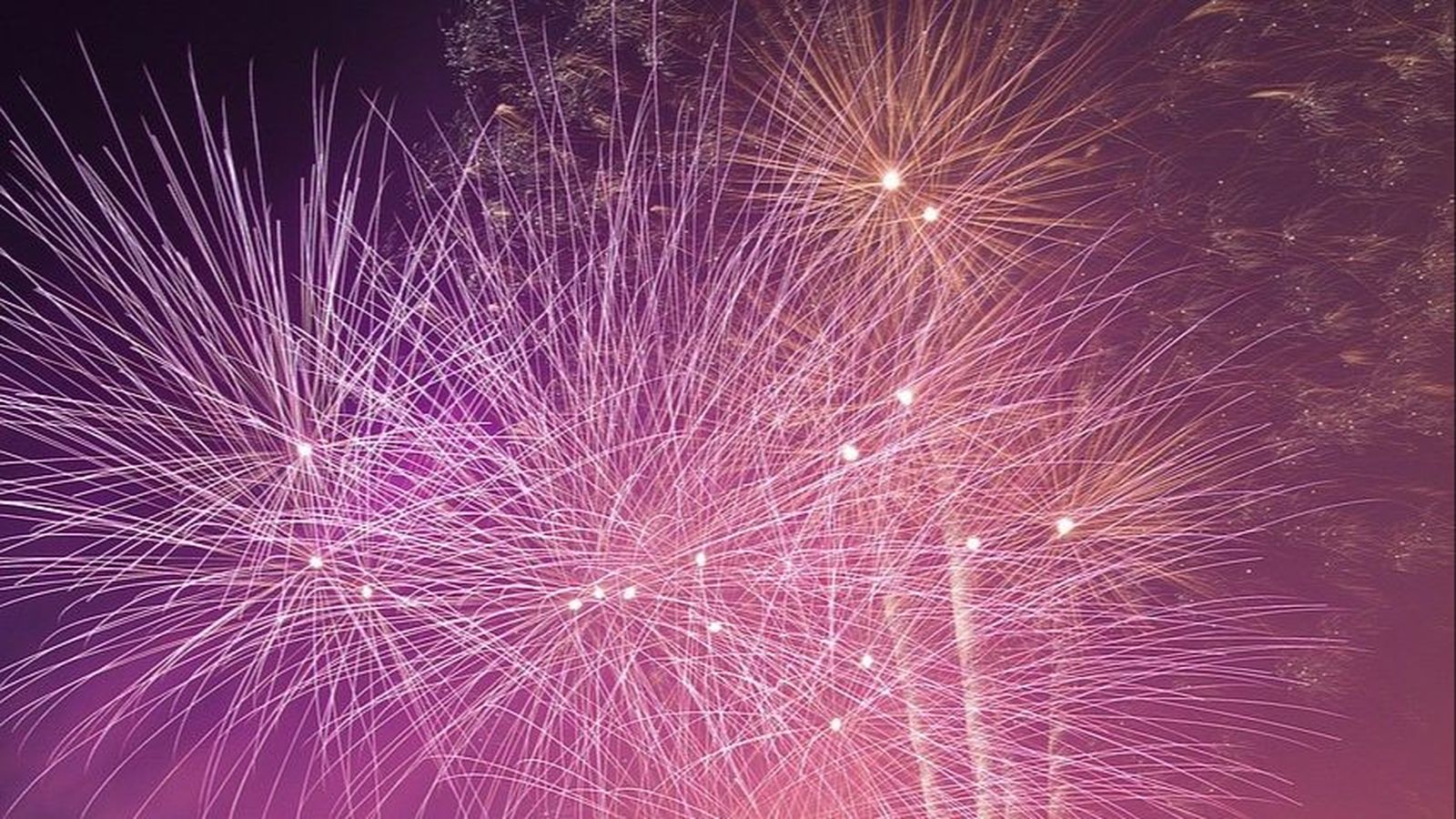 Un castell de focs d'artifici disparat al llit del Túria a València