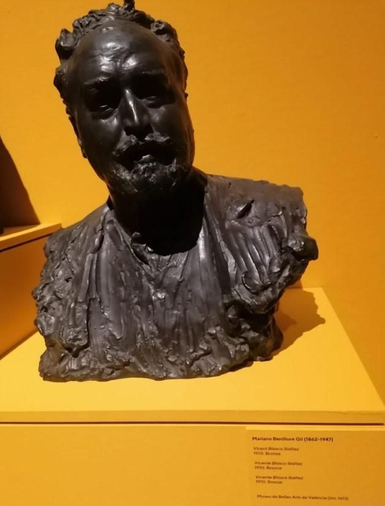 Al bust de Blasco Ibáñez li faltaven les puntes del bigot