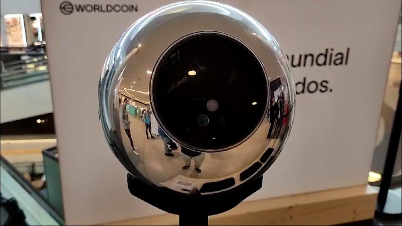 Una nova tecnologia de lectura de dades biomètriques, en un centre comercial