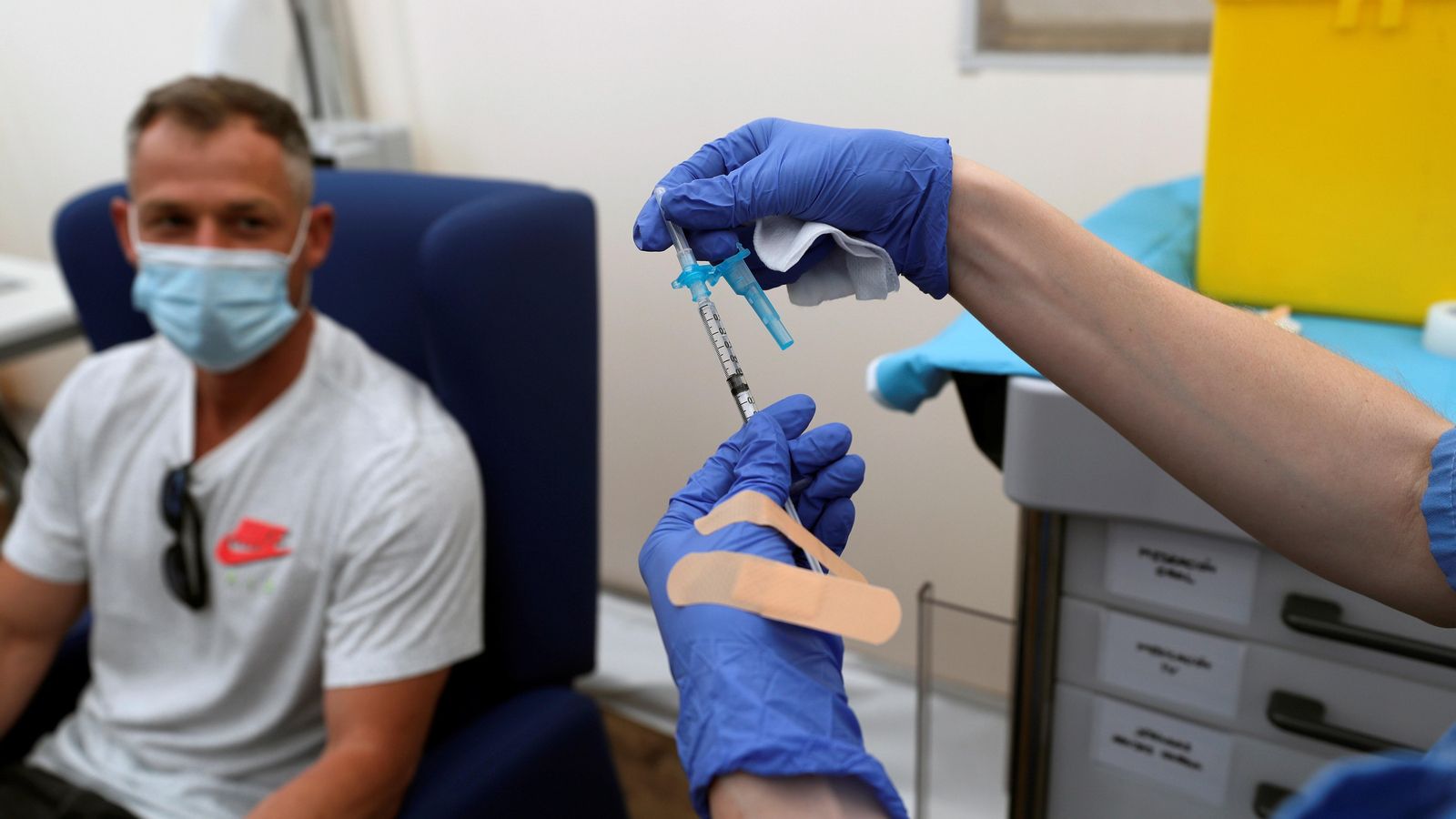 Un usuari espera que una sanitària li injecte una de les dosis de la vacuna contra la Covid-19