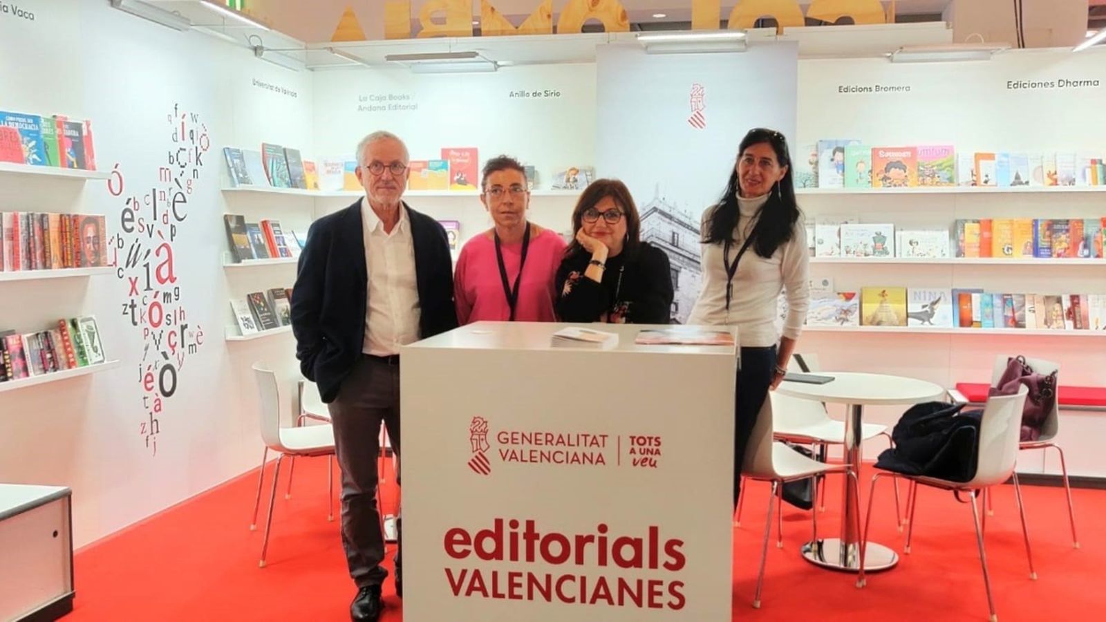 La directora general de Cultura i Patrimoni de la Generalitat, Carmen Amoraga, s'ha desplaçat a Frankfurt per a donar suport institucional a les accions de difusió i internacionalització