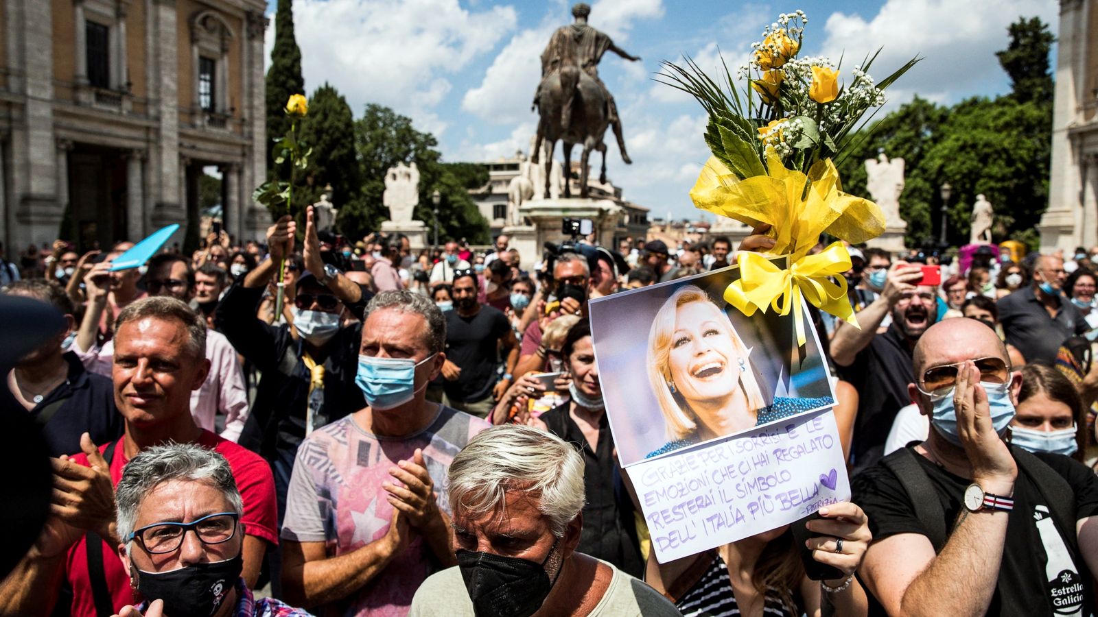 Centenars de persones es van concentrar a les portes de la basílica de Roma on es va celebrar el funeral de l'artista italiana