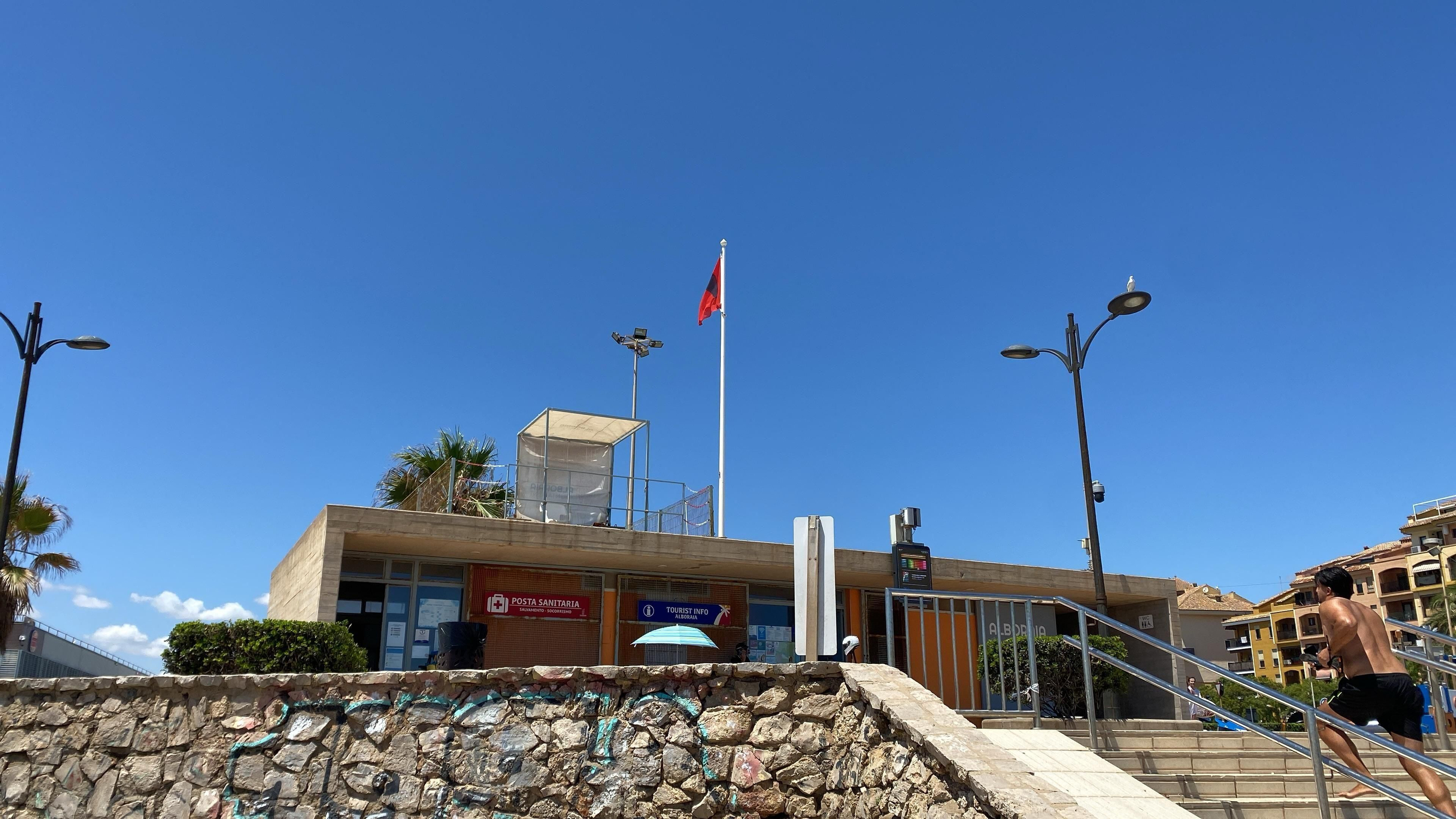 Bandera roja a la platja nord de Port Saplatja Bandera roja a la platja nord de Port Saplatja
