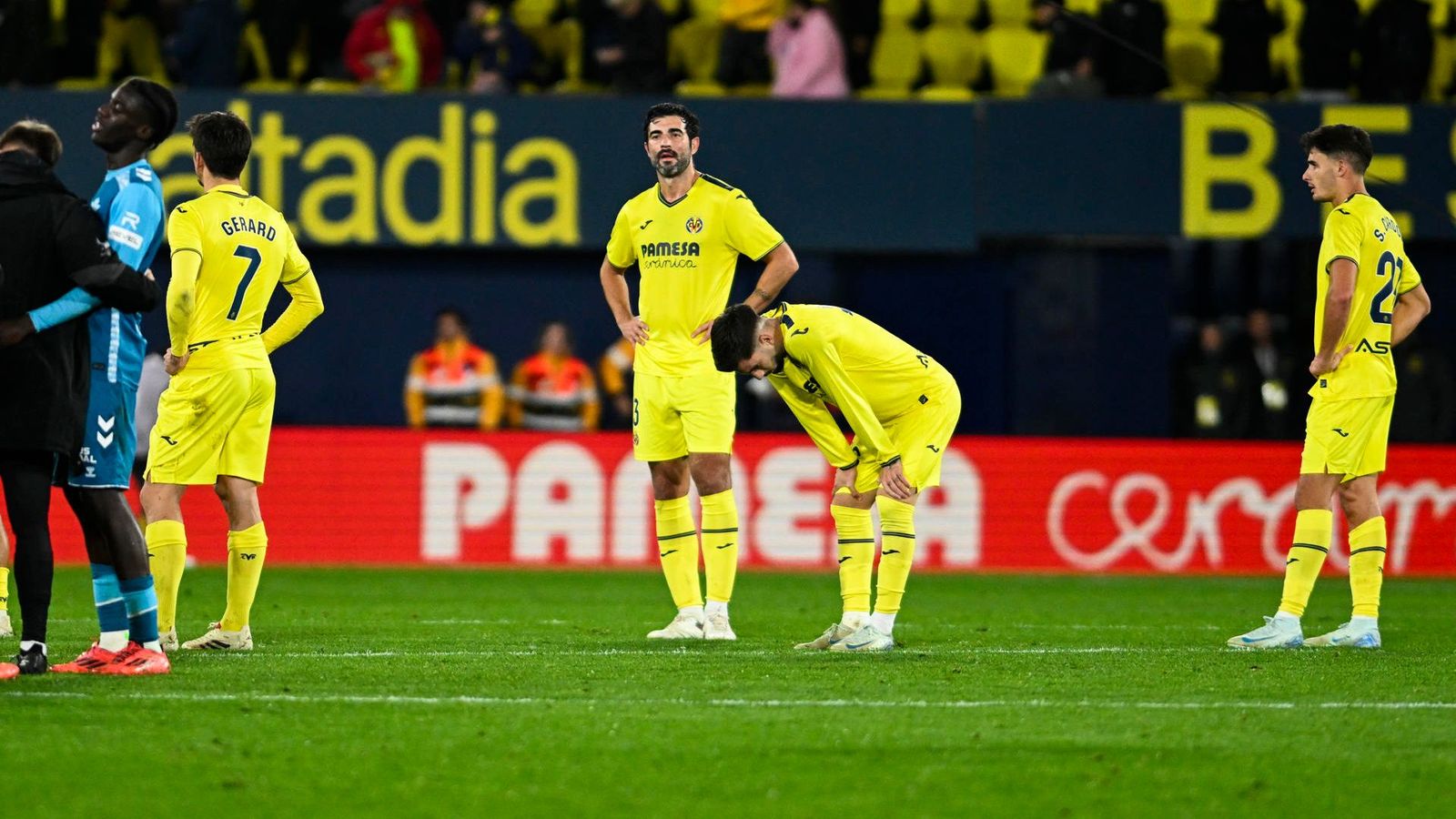 Els jugadors del Vila-real es lamenten després de la derrota