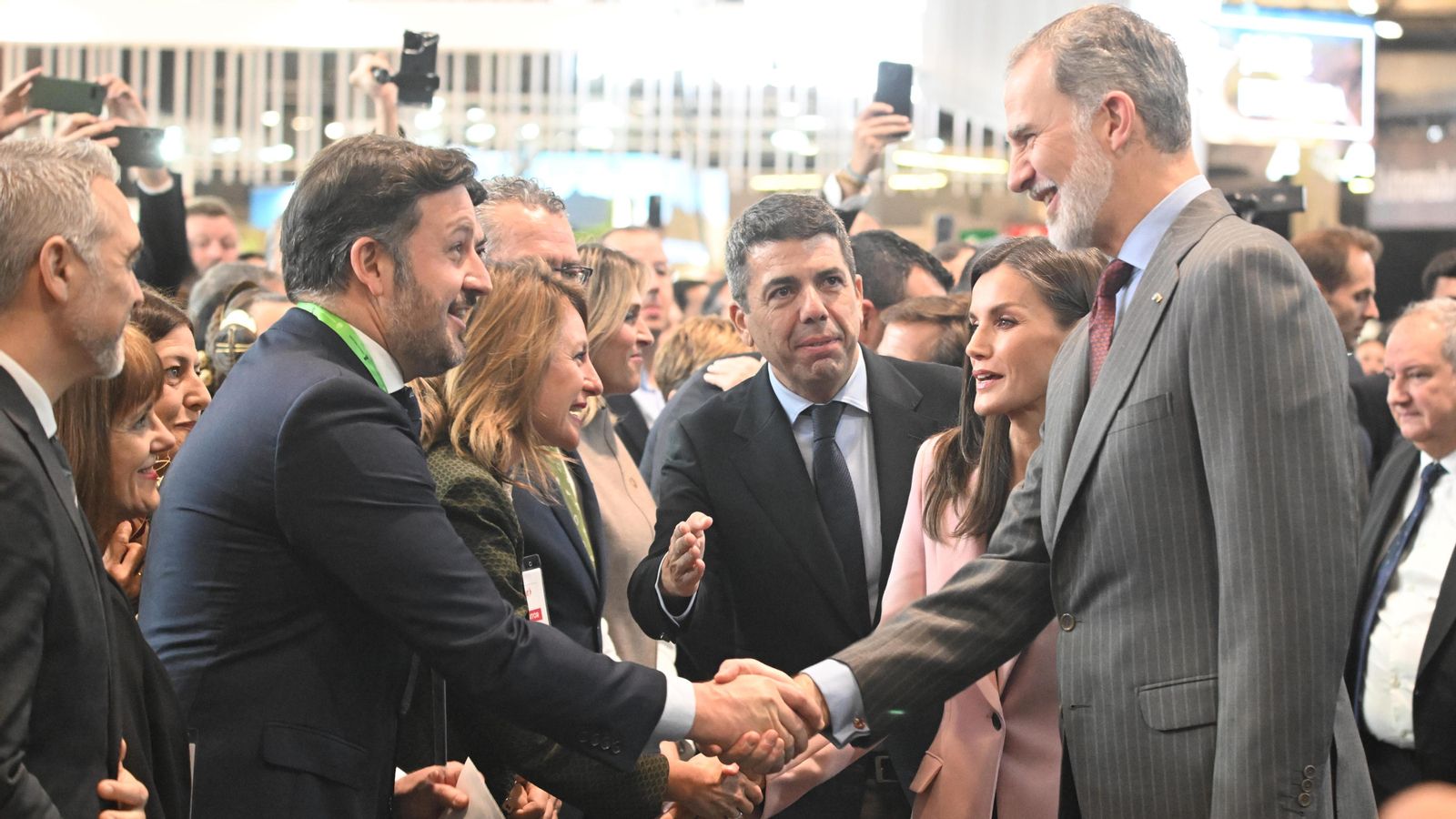 El presidente de la Generalitat i els alcaldes d'Elx i Castelló amb els reis d'Espanya a Fitur este dimecres a Madrid