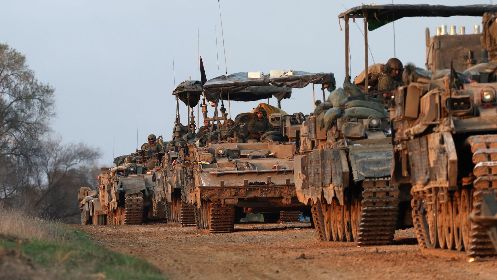Vehicles militars d'Israel es desplacen cap a la franja de Gaza