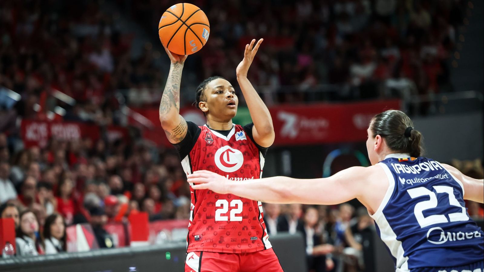 Tanaya Atkinson i Alina Iagupova, en una acció d'un dels partits de la final de la Lliga