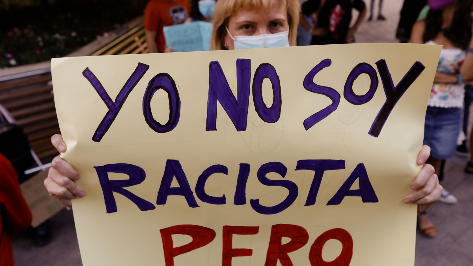 Detall d'una concentració contra una agressió racista a Múrcia