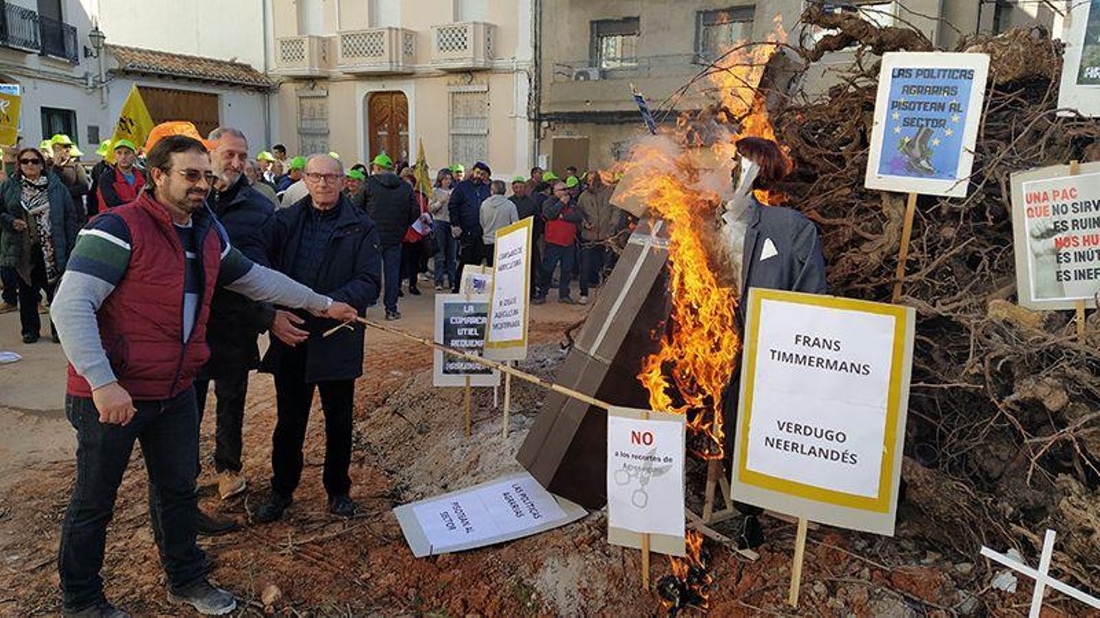 Els agricultors encenen una Foguera de vi