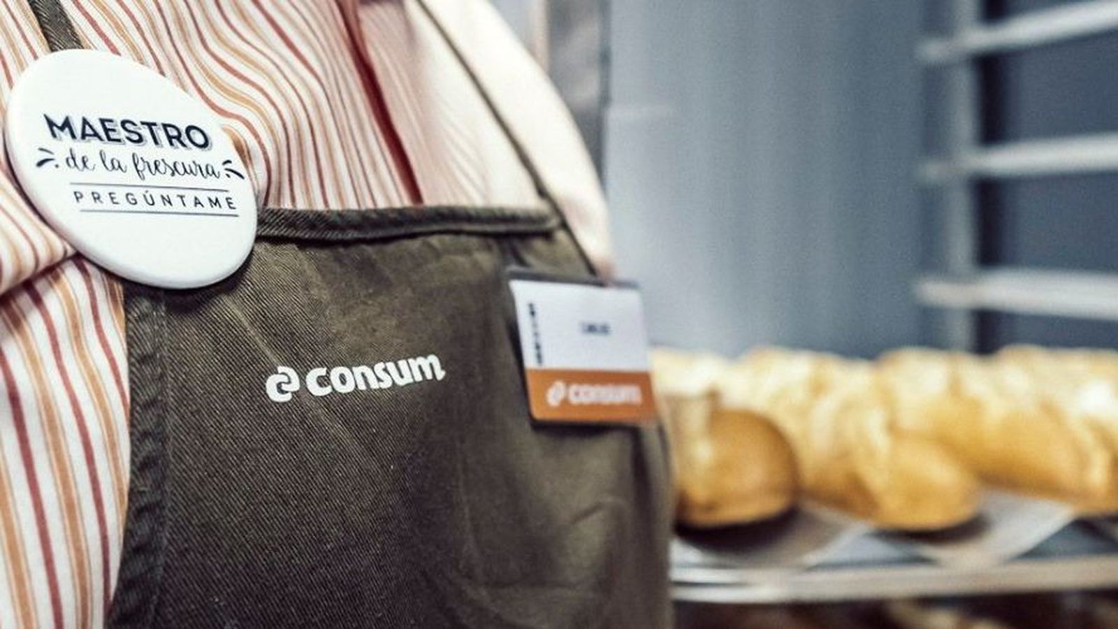 Treballador en Consum en la zona dek forn del supermercat