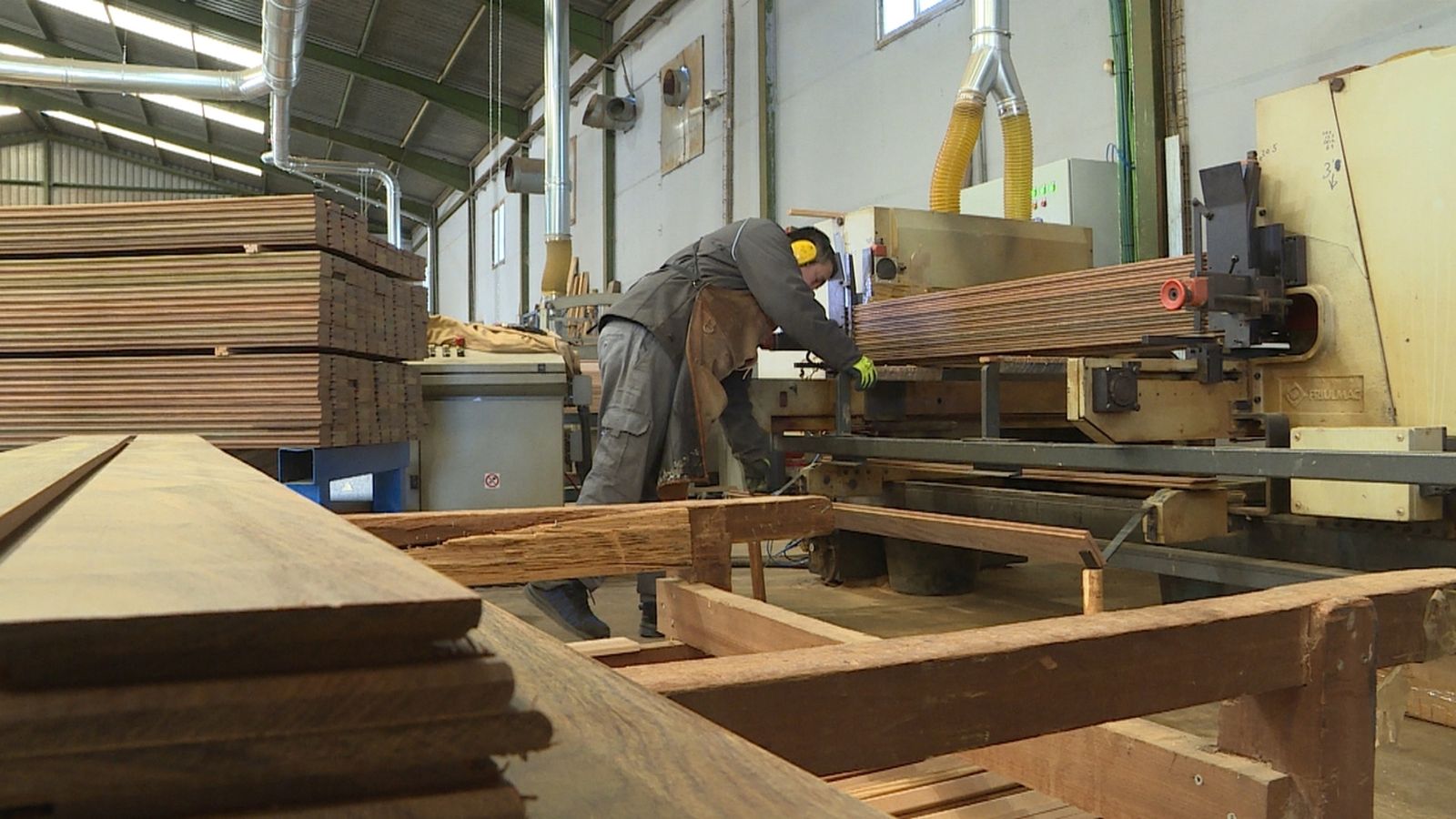 Fuster treballant al seu taller