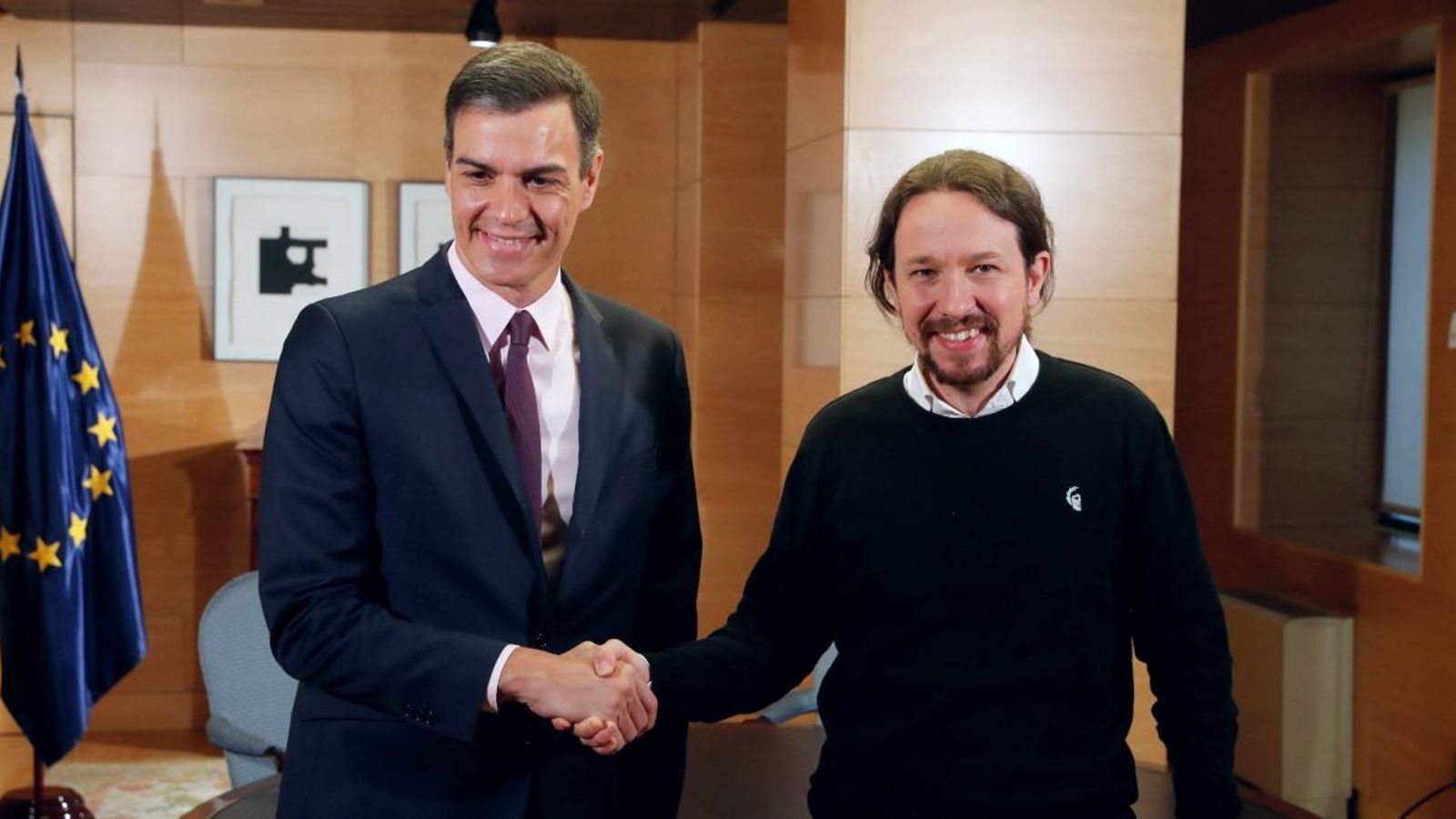 Imatge d'arxiu de la salutació entre els líders del PSOE i Unides Podem abans de la reunió al Congrés
