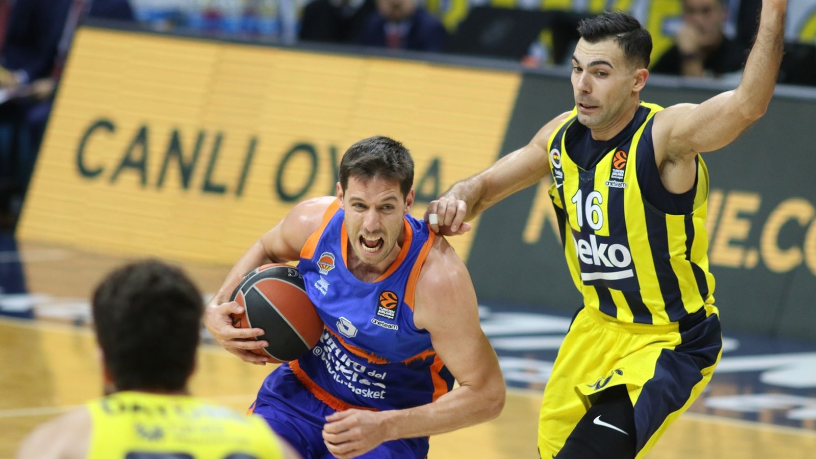 El valencianista Sam Van Rossom, en una acció ofensiva durant l'enfrontament de la temporada passada