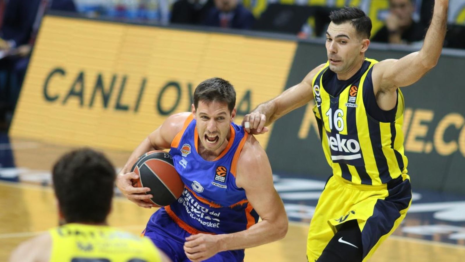 El valencianista Sam Van Rossom, en una acció ofensiva durant l'enfrontament de la temporada passada