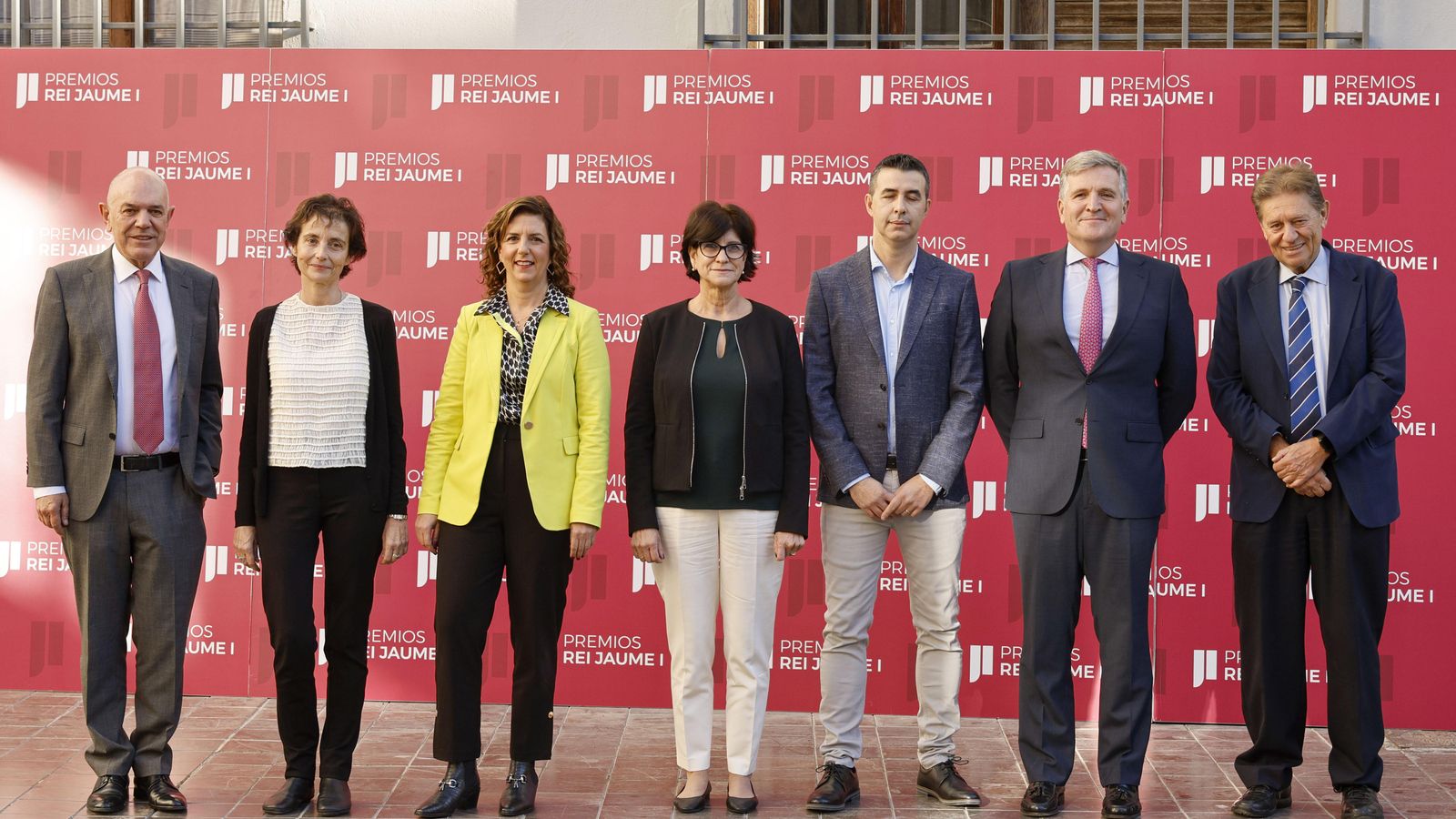 Els guardonats amb els Premis Rei Jaume I de 2023 durant la foto de família a València