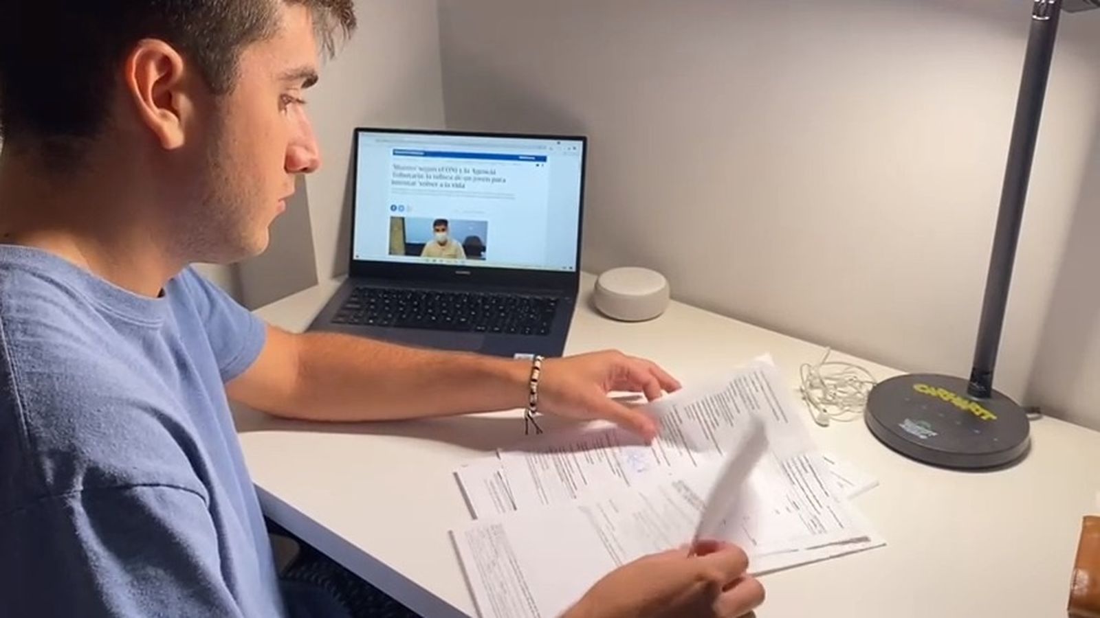 Isaac mostra els documets que han presentat a les diferents administracions