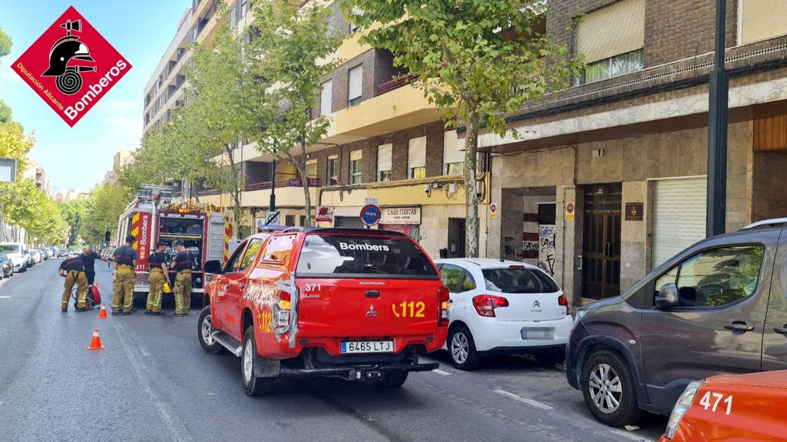 El Consorci Provincial de Bombers d'Alacant treballa en l'extinció de l'incendi