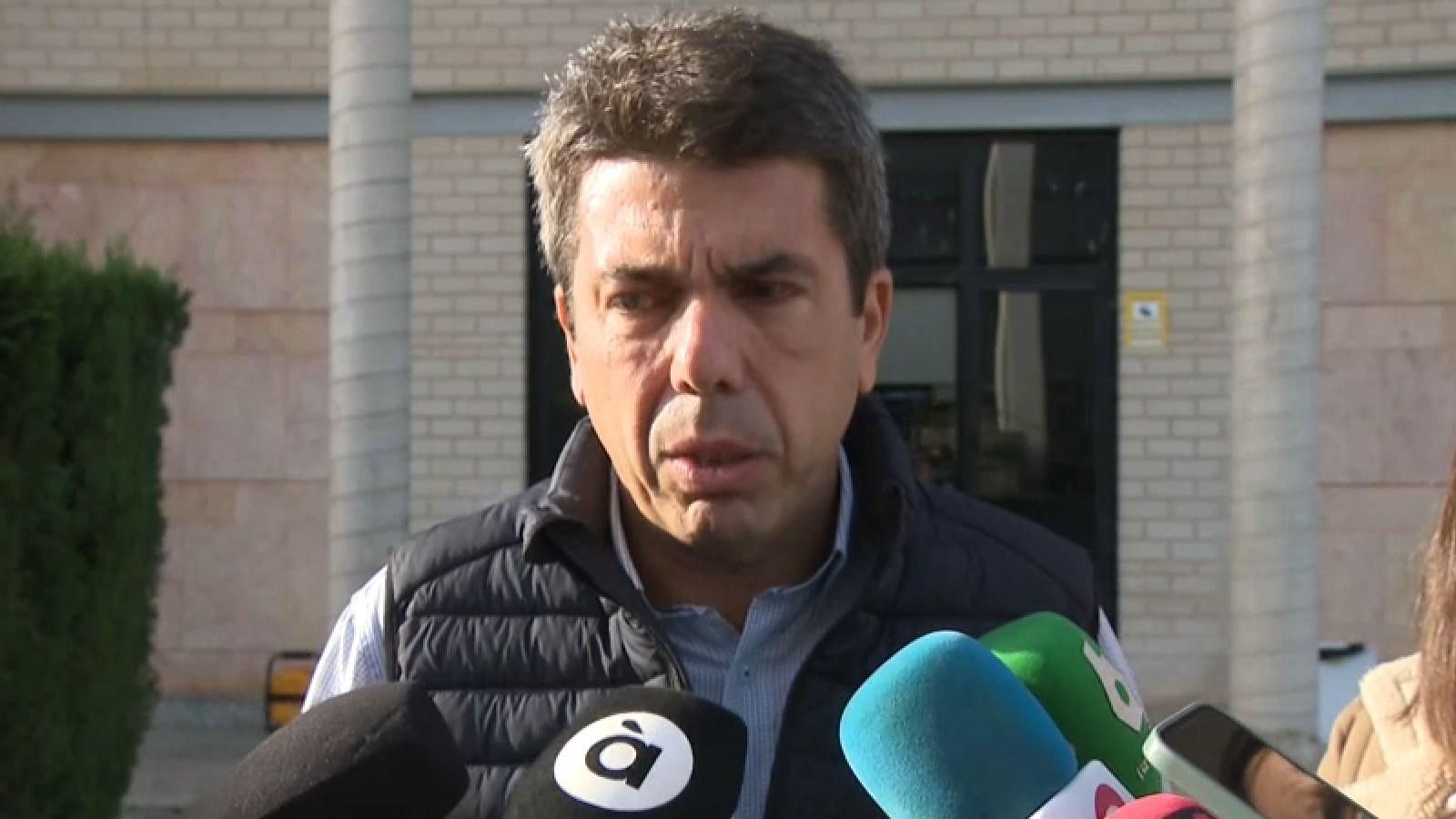 El cap del Consell, Carlos Mazón, atén als mitjans a les portes del Centre d'Emergències de L'Eliana