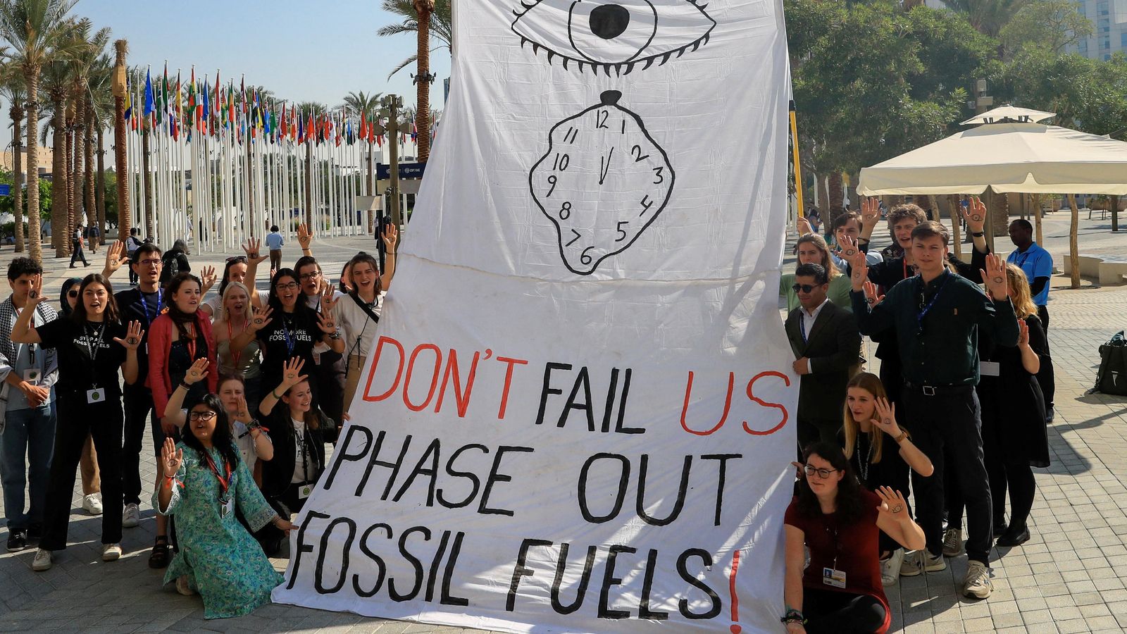 Activistes climàtics protesten contra els combustibles fòssils les portes de la COP28 a Dubai