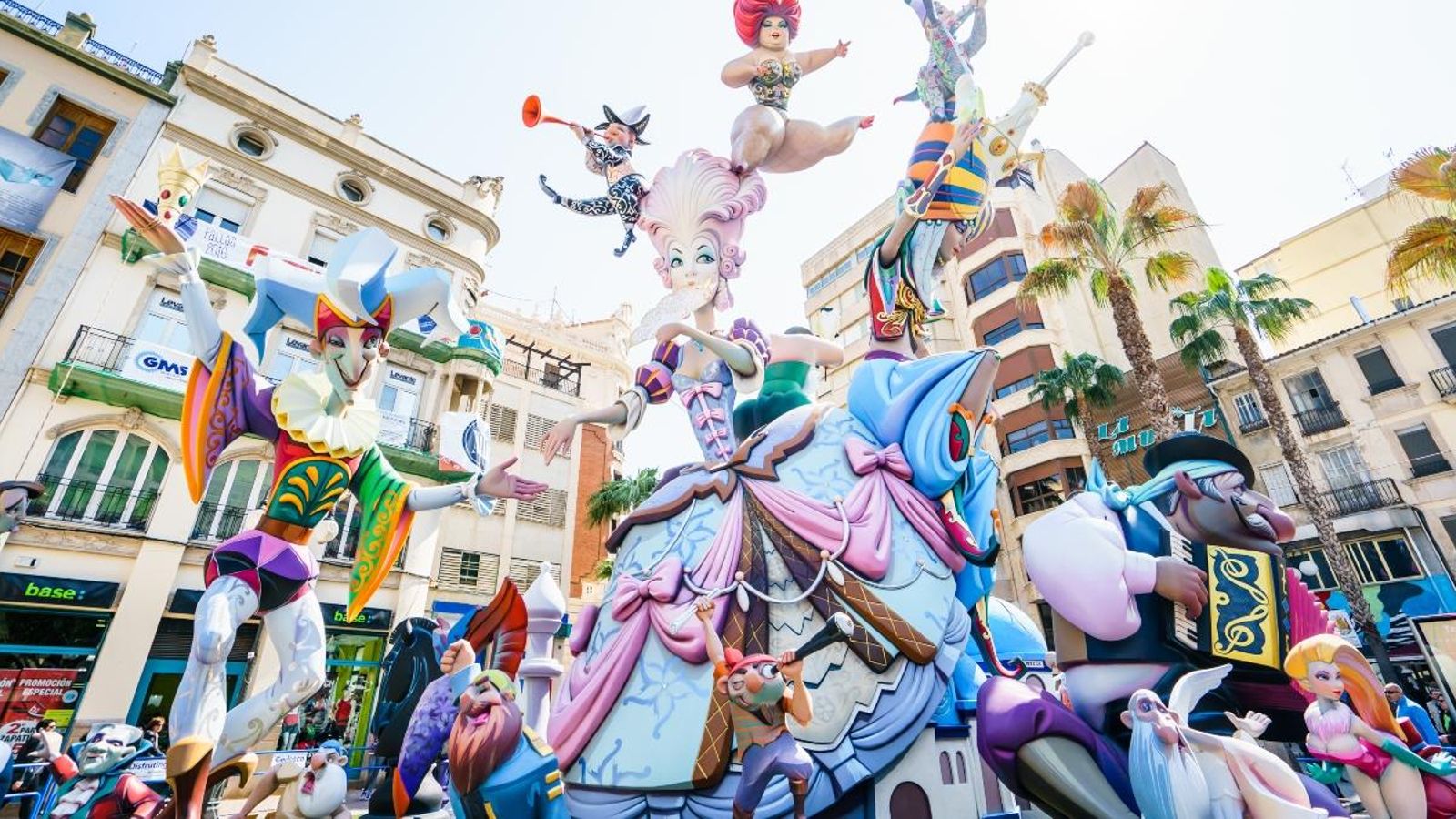 Una falla de la secció Especial plantada a la Plaça Major d'Alzira el 2016