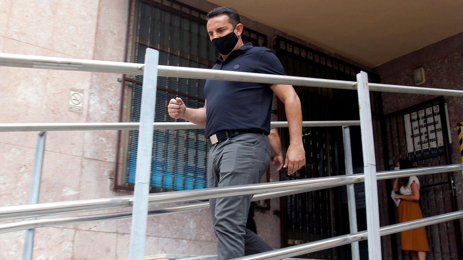 L'alcalde de la Nucia i diputat del PP en la Diputació d'Alacant, Bernabé Cano, ix del jutjat aquest dimecres