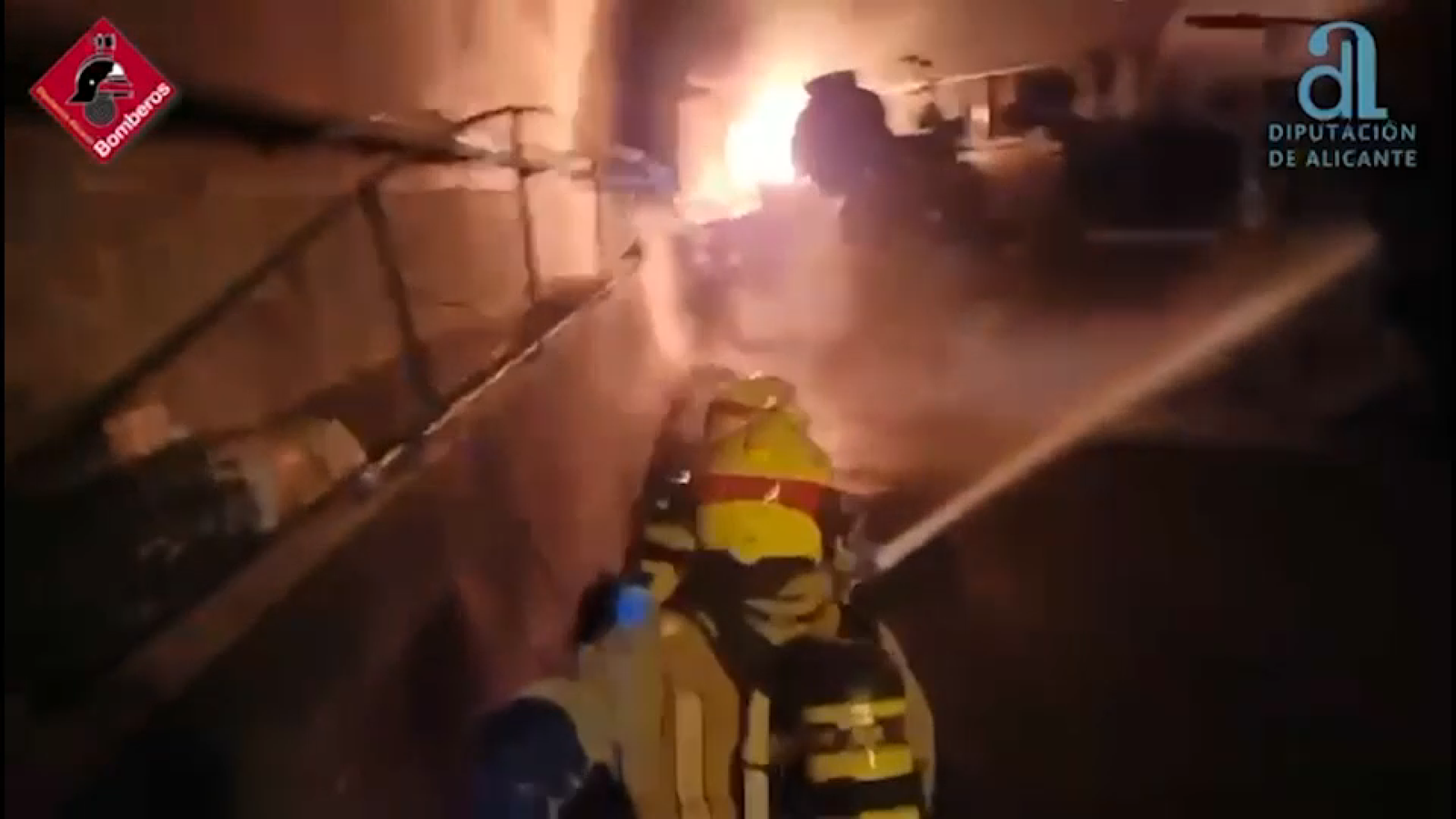 Efectius del Consorci Provincial de Bombers d'Alacant treballen en l'extinció del foc dins del túnel